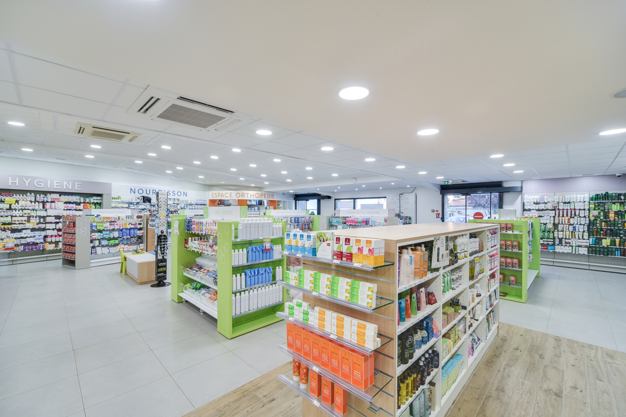 Agencement de pharmacie, commerce, magasin PHARMACIE DU STADE 12 100 MILLAU Agencement de pharmacie, commerce, magasin PHARMACIE DU STADE 12 100 MILLAU